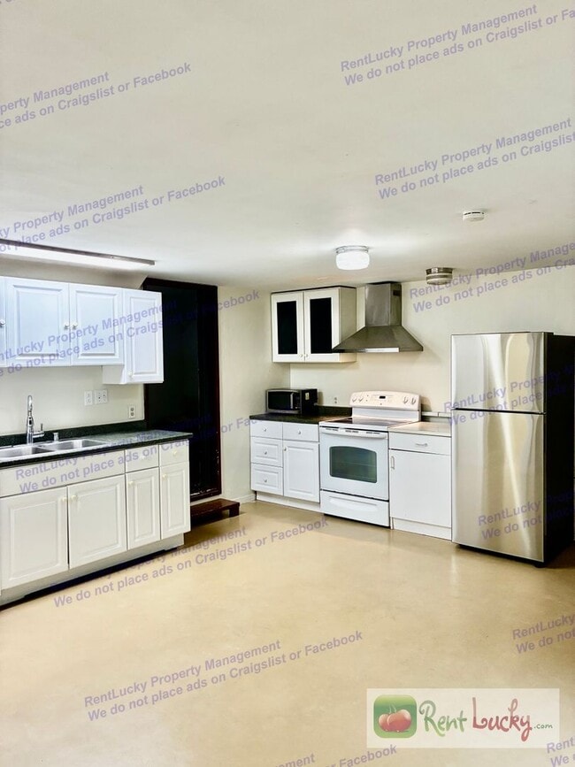 Building Photo - Free Rent in December!! Charming Studio + Bonus Room in Maple Leaf with Private Entrance & Outdoo...