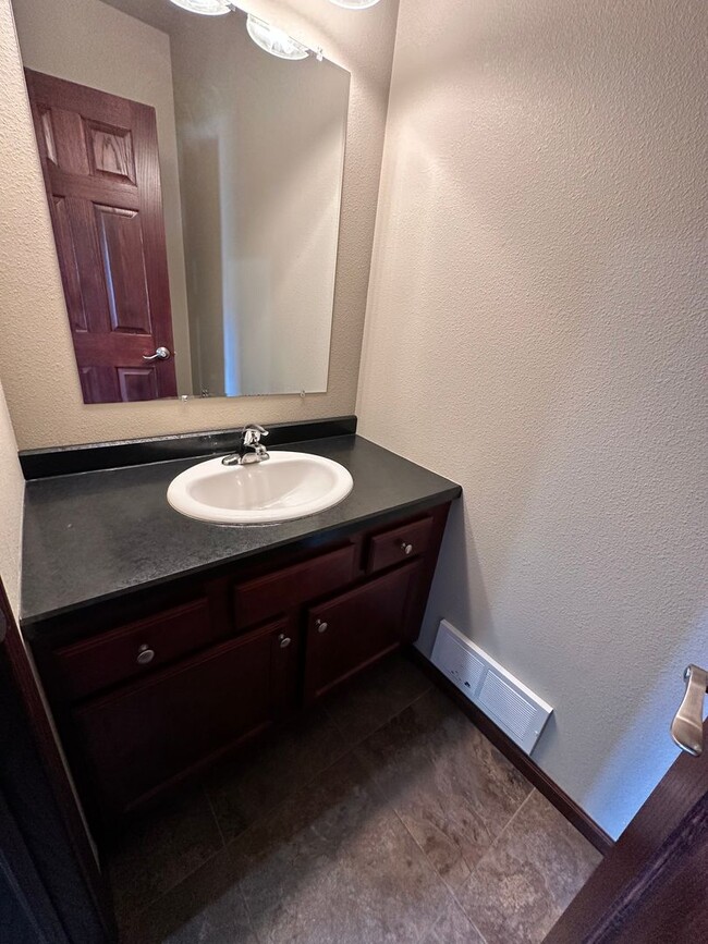 Building Photo - 3 Bedroom Townhome!