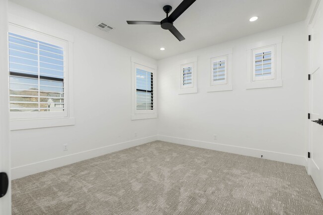 Building Photo - Beautiful 5 bed | 4 Bath | 3 Car Garage