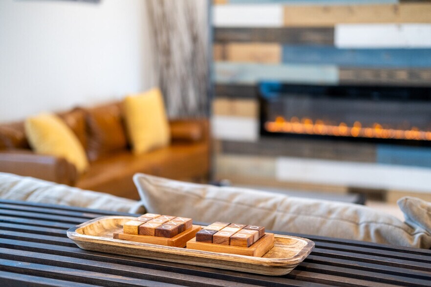 Building Photo - 523 W Vance Dr