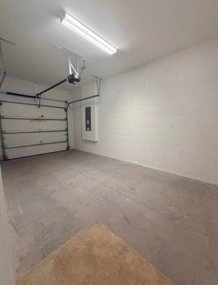 Building Photo - 147 Lakeside Lndg Dr