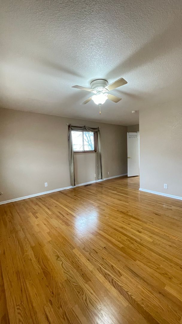 Building Photo - Spacious 4-Bedroom with Mountain Views & U...