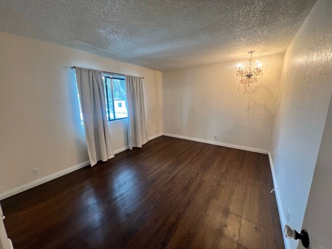 Building Photo - Large 1BR/1BA Updated End Unit (Upper Floor) Condo in Alpine Oaks