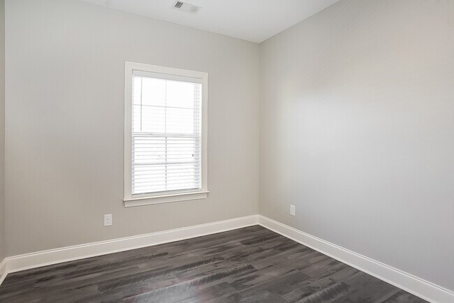 Building Photo - Inviting 3-Bedroom Home