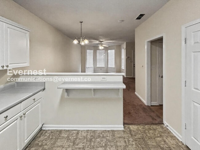 Building Photo - 3 Bed, 1.5 Bath Townhome with Fenced Yard / Pet-Friendly / Coming Soon!