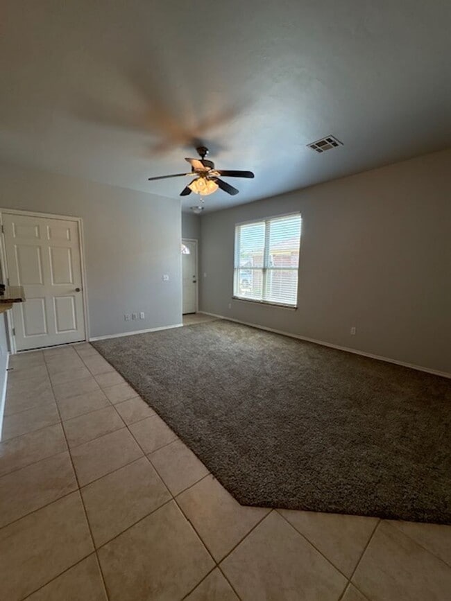 Building Photo - 3br 2ba duplex with 2 car garage!