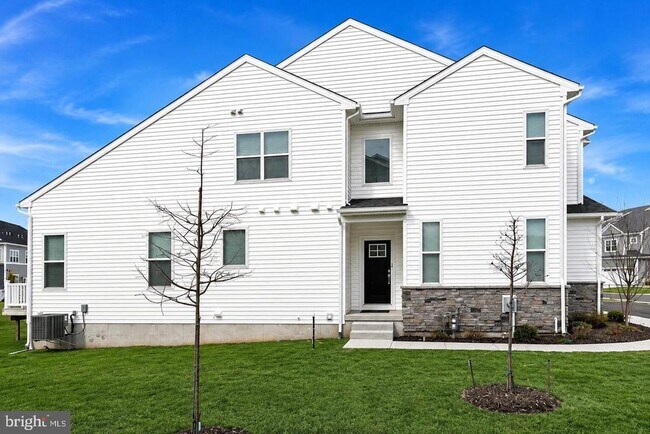 Building Photo - 10 Ladbroke Dr
