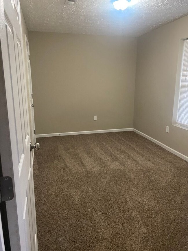 Building Photo - 3 bedroom 2 bath