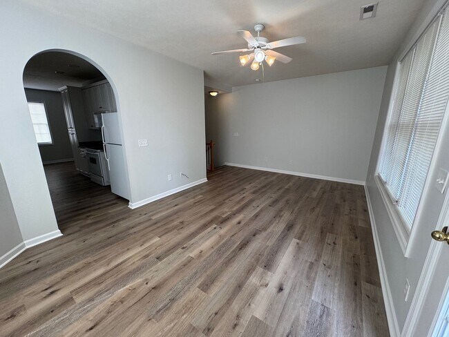 Building Photo - Brick End Unit Home in Taylor Springs NEW LVP FLOORING