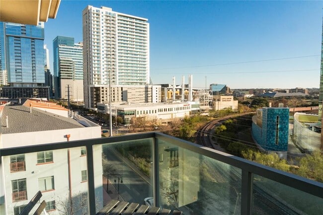 Building Photo - 300 Bowie St