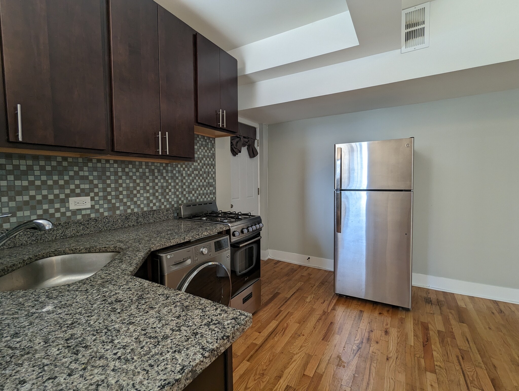 Building Photo - 910 W George St