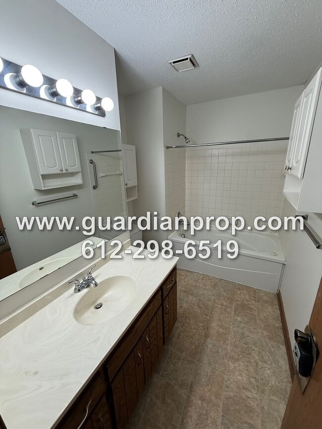 Building Photo - One Level End Unit Townhouse Available Now...