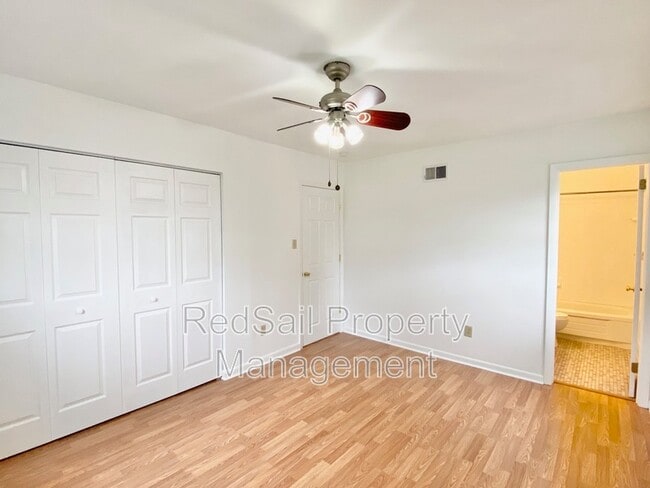 Building Photo - 701 Essex Park Dr