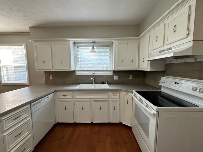 Building Photo - Single Family Home in Alto!