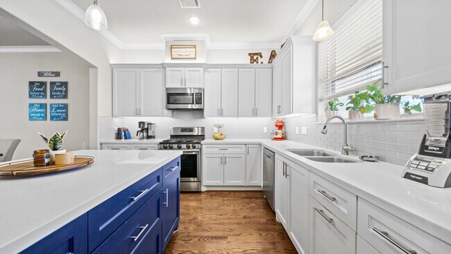 Building Photo - 833 Wakefield Dr