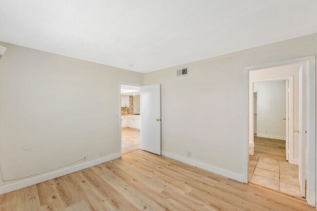 Building Photo - FULLY REMODELED UPSTAIRS CONDO | 3 BEDROOM | GRANITE COUNTERS | LAKE MEAD & JONES