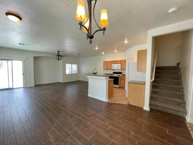 Building Photo - Great Spacious 3 bedroom Townhome Availabl...