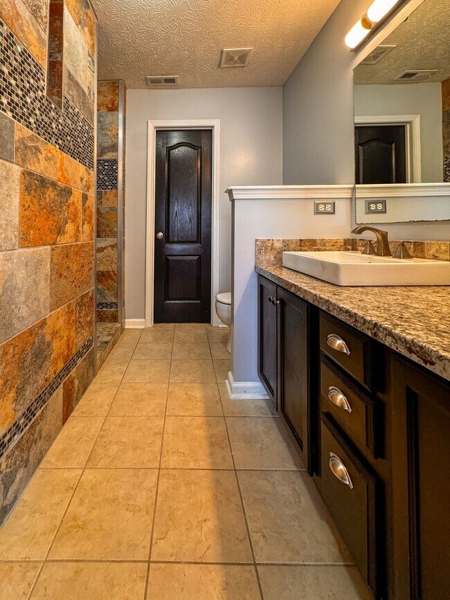 Building Photo - Lovely 4 Bed 2 Bath Home in Hope Mills