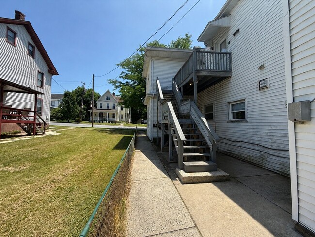 Building Photo - 421 North St