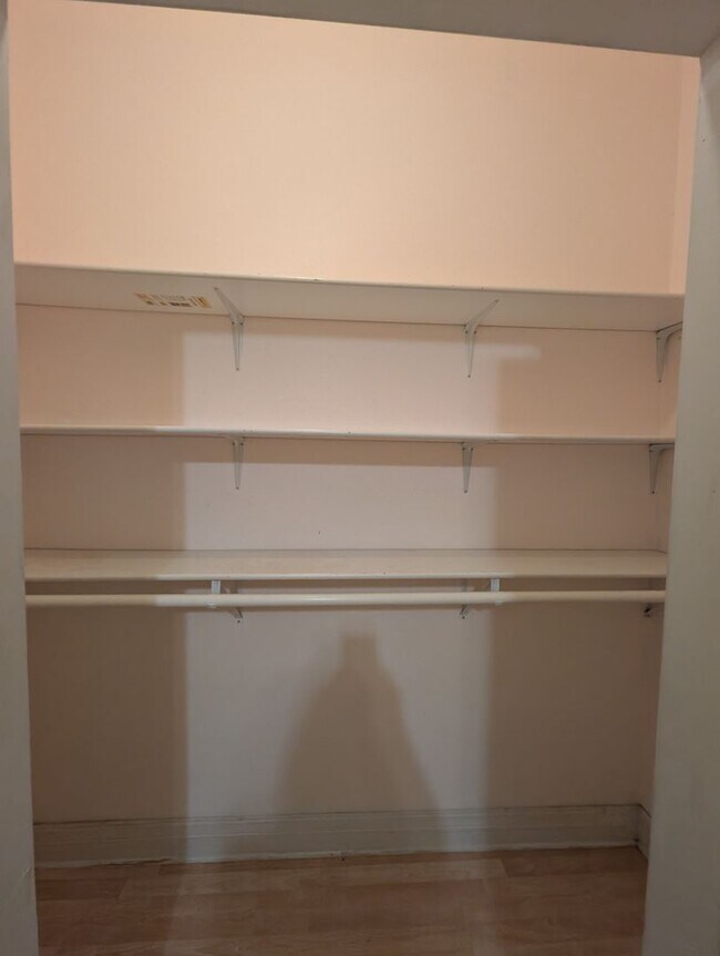 Building Photo - Huge 3 Bedroom/ 2 Bath Upstairs Apartment