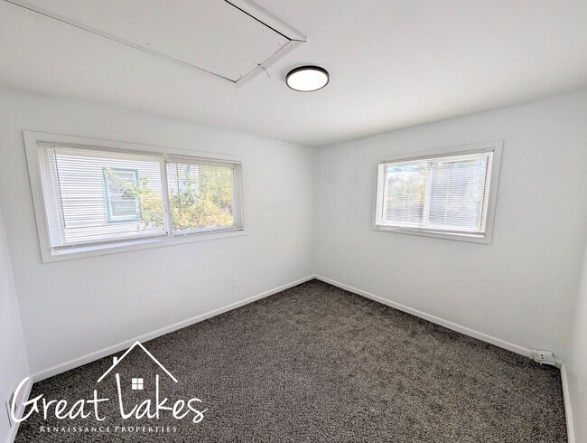 Building Photo - Charming 2 Bedroom 1 Bathroom now availabl...