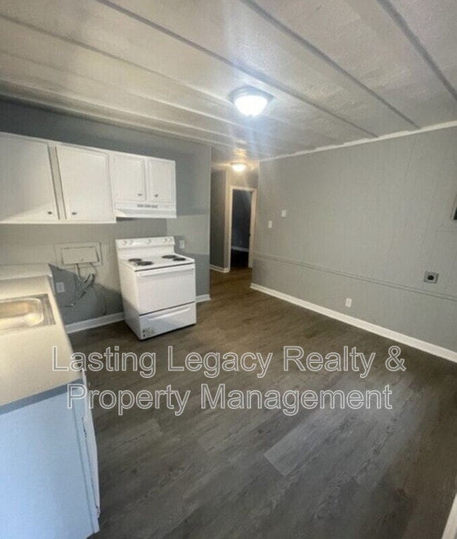 Building Photo - " 2-Bedroom Retreat on Conley Street – Your Cozy Home Awaits in Winston Salem!"
