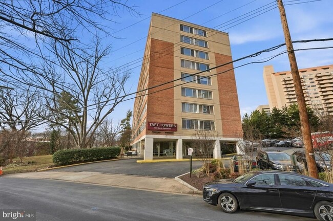 Building Photo - 1210 N Taft St