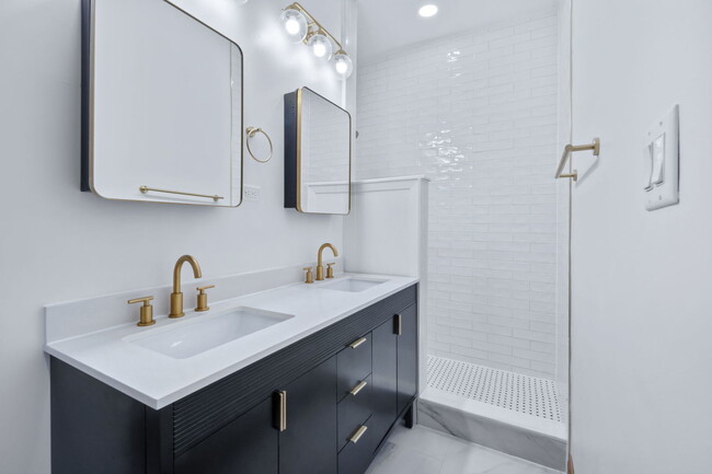 Building Photo - 2624 N Albany Ave