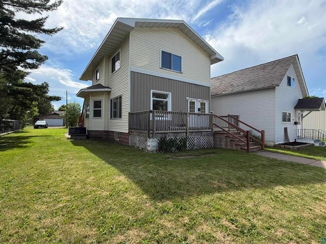 Building Photo - 609 10th Ave W