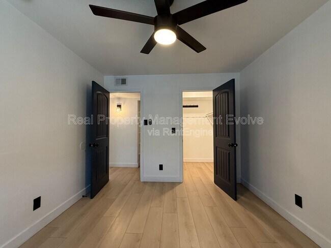 Building Photo - 429 E Greenway Dr