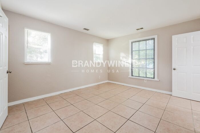 Building Photo - 700 E 7th St