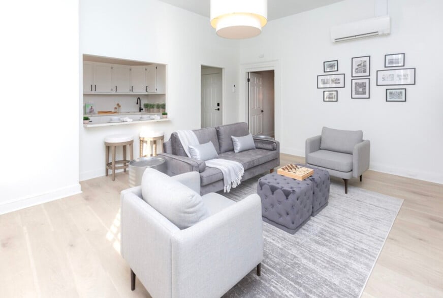 Building Photo - 838 Park Ave