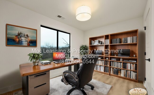 Building Photo - Spacious Duplex with Partially Finished Walkout Basement- Available in December!