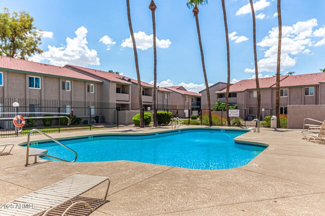 Building Photo - 623 W Guadalupe Rd