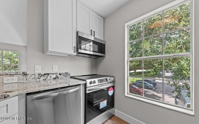 Building Photo - 13700 Richmond Park Dr N