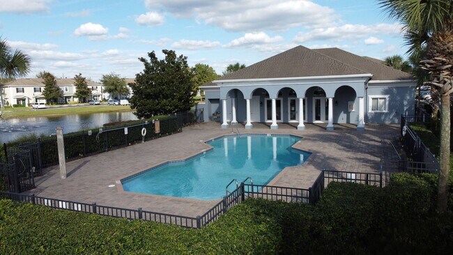 Building Photo - 2 Bedroom /2.5 bathrooms Town House. Just ...