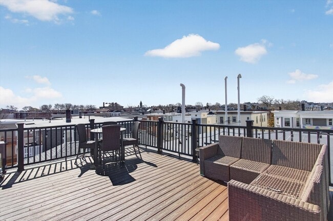 Building Photo - 15 W Bellflower St