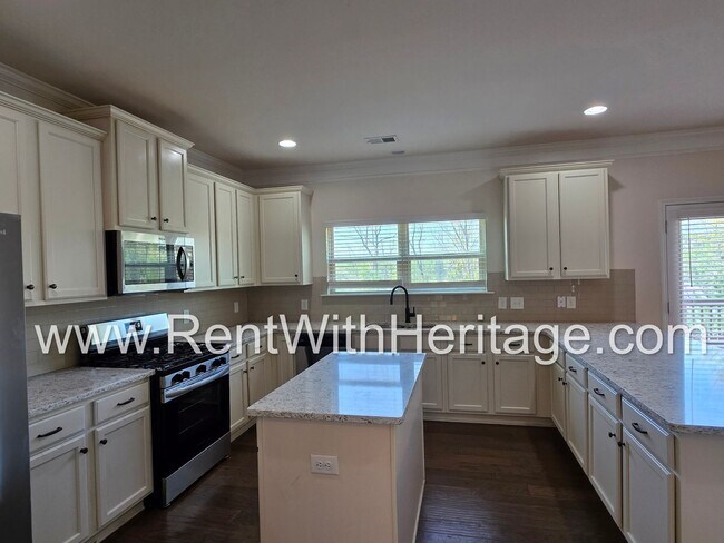 Building Photo - ABSOLUTELY BEAUTIFUL 5 BEDROOM/ 4.5 BATH HOME YOU DONT WANT TO MISS.