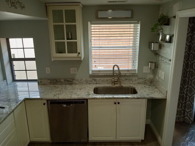Oversized deep sink! - 1400 Zenobia St