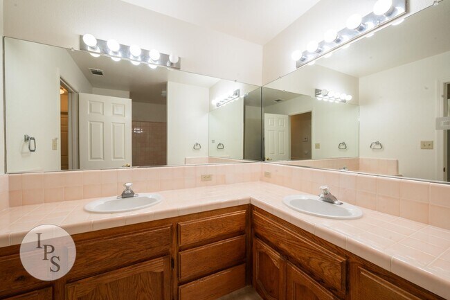 Building Photo - North West Fresno Home, 3BR/2BA, 1878sf, N...