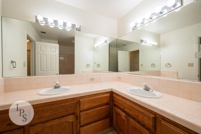 Building Photo - North West Fresno Home, 3BR/2BA, 1878sf, NEW CARPET - Lots of Amenities!