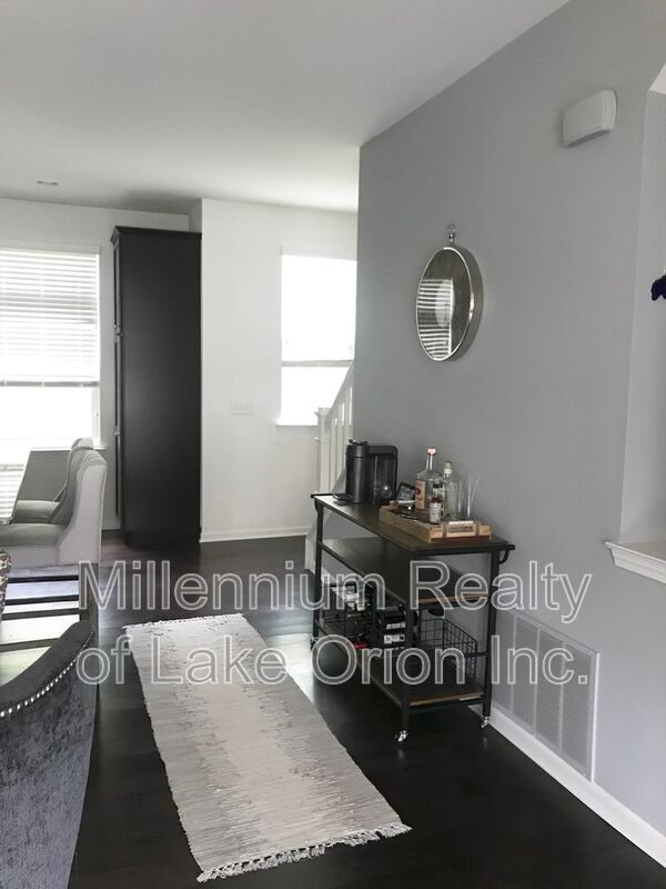 Building Photo - 1061 N Sherman Dr