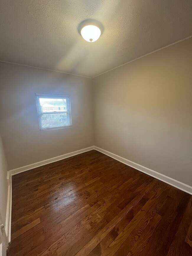 Building Photo - 409 Laverne Ave