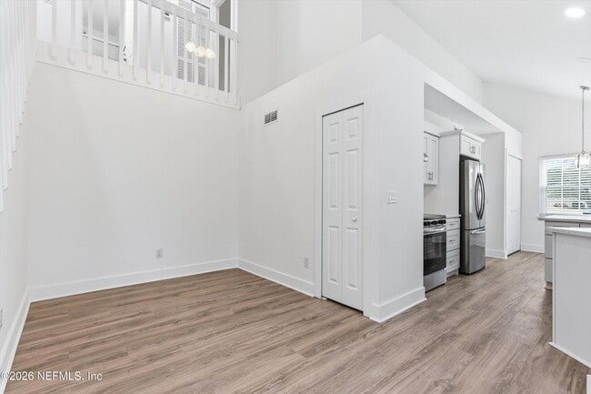 Building Photo - 325 Sunrise Cir