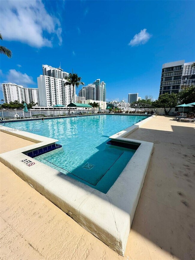 Building Photo - 800 Parkview Dr