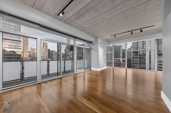 Building Photo - Amazing Views, Tons of Light and Space, an...