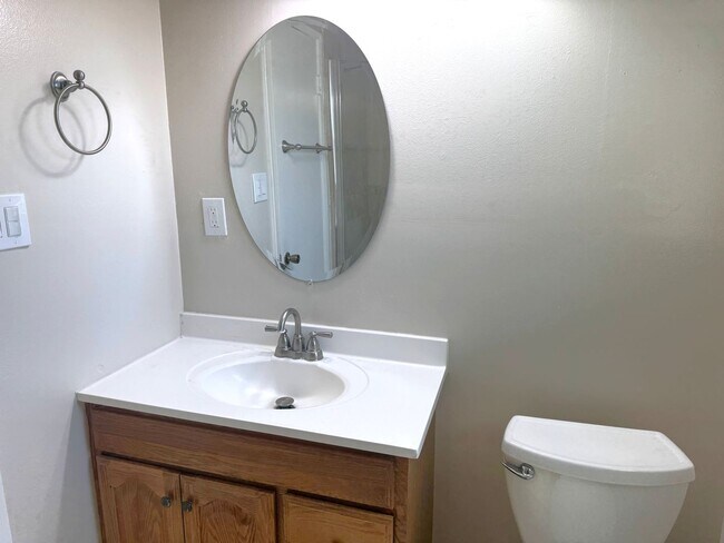 Building Photo - 623 N Rimhurst Ave