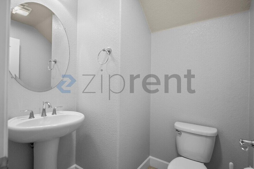 Building Photo - 328 Selby Lane