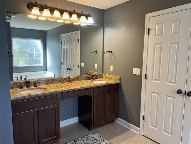 Building Photo - 6005 Fiori Dr