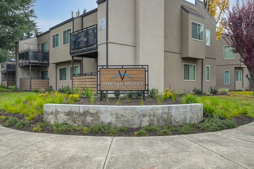 Building Photo - Venetian Bridges